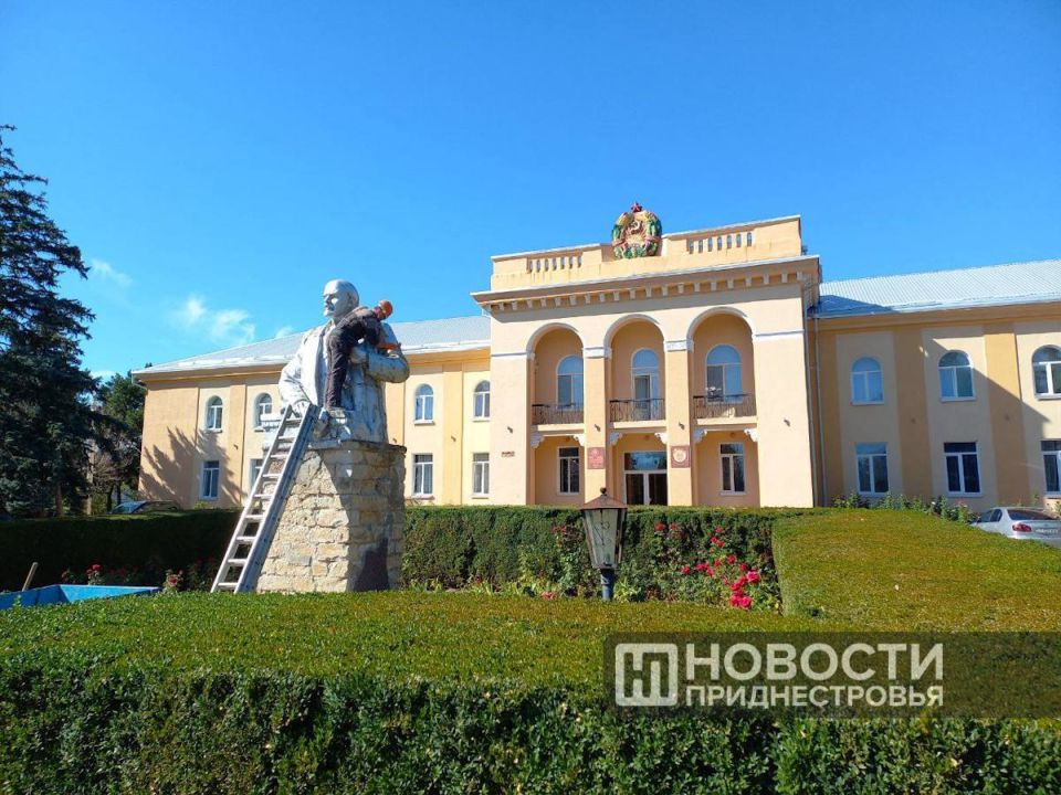 В Дубоссарах по просьбе жителей города ремонтируют памятник Ленину В Дубоссарах по просьбе жителей города ремонтируют памятник Ленину