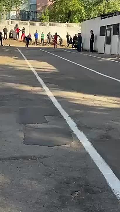 Пожарный за 15 секунд залез на четвёртый этаж с помощью штурмовой лестницы
