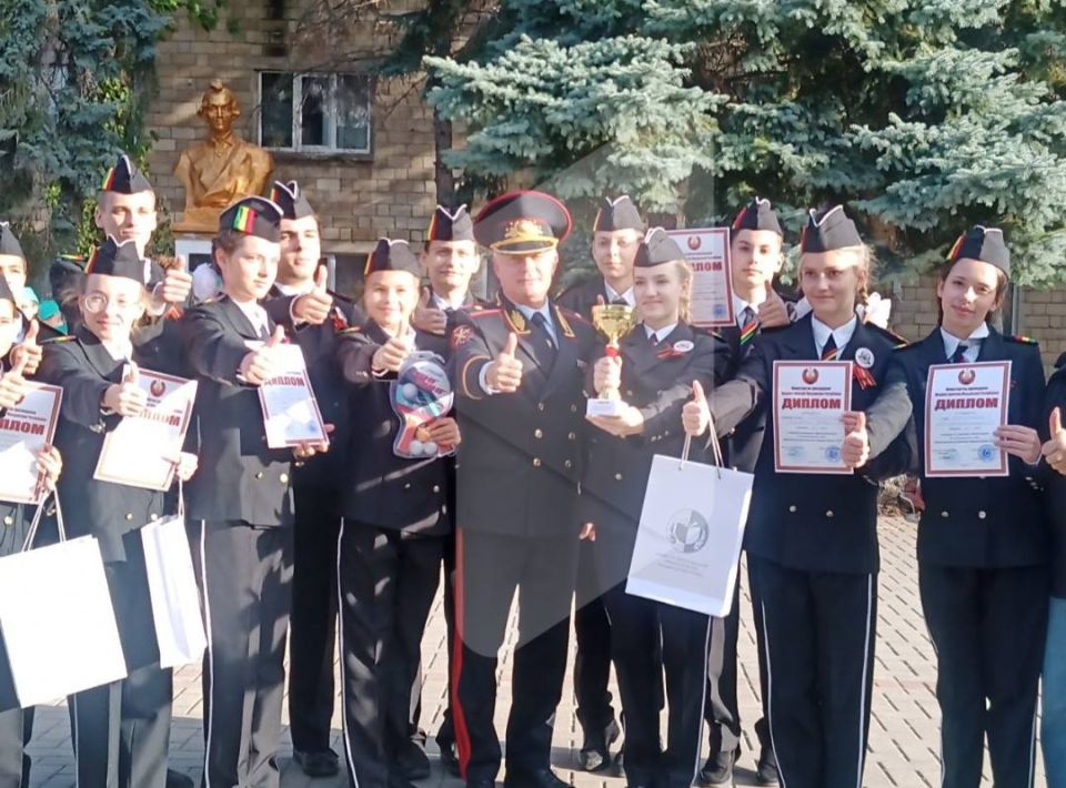 Министр внутренних дел Виталий Нягу вручает Кубок команде «Перекрёсток» из Дубоссар