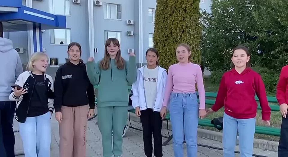 Школьники приехали поддержать «Шериф» со своими учителями из Вадатурково, обещают громко болеть