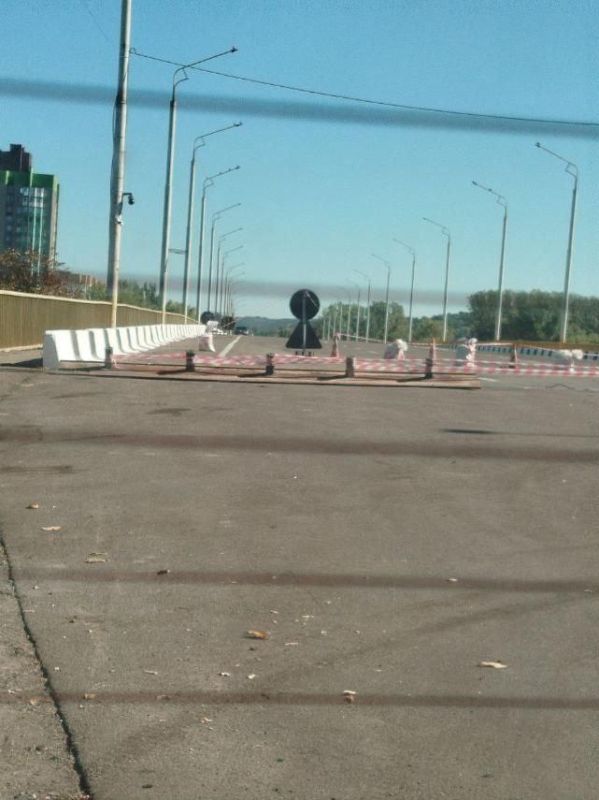 Мост между городом Рыбница в Приднестровье и молдавским городом Резина неожиданно закрыли на ремонт незадолго до начала парламентских выборов в Молдове, сообщает @rusputnikmd_2 со ссылкой на очевидцев Мост между городом Рыбница в Приднестровье и молдавским городом Резина неожиданно закрыли на ремонт незадолго до начала парламентских выборов в Молдове, сообщает @rusputnikmd_2 со ссылкой на очевидцев