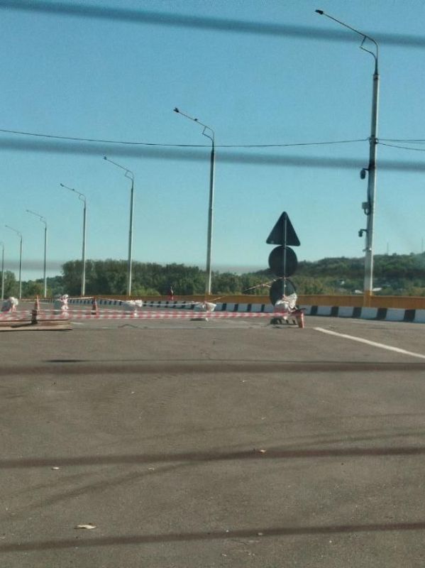 На мосту через Днестр между Рыбницей и Резиной внезапно перекрыли пешеходные дорожки, заявив, что это связано с ремонтом На мосту через Днестр между Рыбницей и Резиной внезапно перекрыли пешеходные дорожки, заявив, что это связано с ремонтом