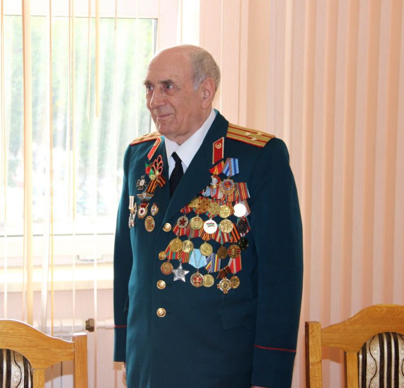 Президент поздравил председателя бендерского Совета ветеранов войны, труда и Вооруженных сил Юрия Ильяшенко с 85-летним юбилеем