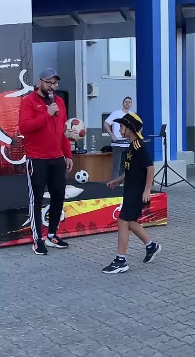 Пацаны уже соревнуются. Даник набил мяч 29 раз