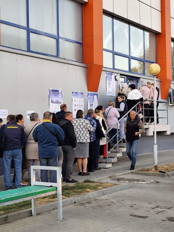 Это очередь в Каушанах, приднестровцы приехали за десятки километров, чтобы проголосовать