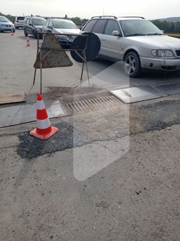 На мосту Каменка-Сенатовка со стороны Молдовы установили ограждение прямо посреди дороги На мосту Каменка-Сенатовка со стороны Молдовы установили ограждение прямо посреди дороги