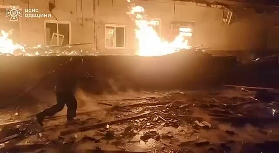 Кадры масштабных пожаров этой ночью после ударов по объектам врага