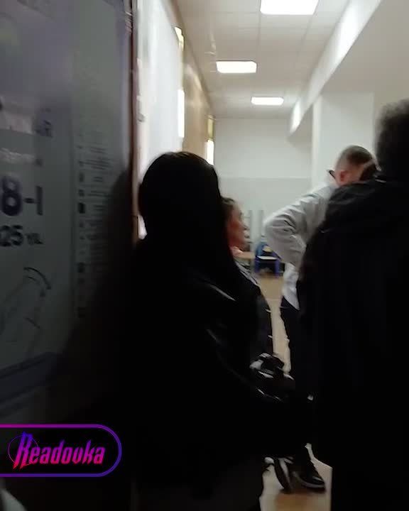 «Зависание» компьютеров, вбросы бюллетеней и минирование моста — все это о выборах в Молдавии Выбор в Молдавии подошли к финалу, а количество же нарушений сосчитать так просто не выйдет. На первом видео избирательный участок...