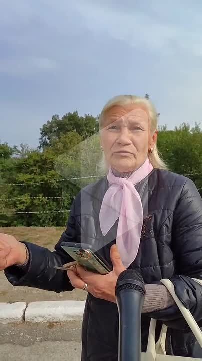 «Очень много машин возвращаются обратно. То страховка не та, то ещё чего-то. Там где-то 10-15 полицейских. Дорогу перекрыли шлагбаумом. Люди в очереди»