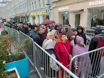 Очередь у посольства Молдовы в Москве