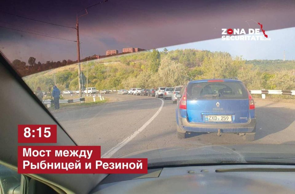 Люди стоят в пробках из-за внезапного ремонта на мосту, соединяющем Рыбницу и Резину