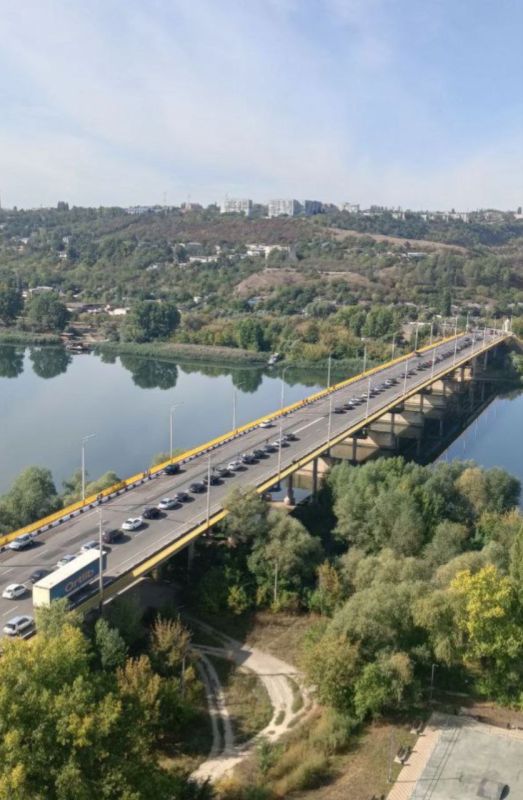 Приднестровцы стоят в очереди на границе