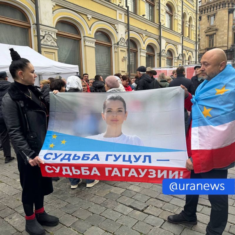 «Всю ночь ехали, чтобы отдать свой голос»: обстановка возле посольства Молдавии в Москве, где собрались граждане для голосования на парламентских выборах «Всю ночь ехали, чтобы отдать свой голос»: обстановка возле посольства Молдавии в Москве, где собрались граждане для голосования на парламентских выборах
