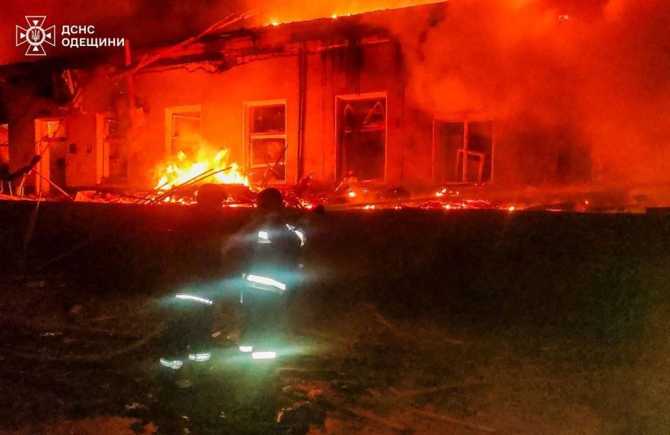 Кадры масштабных пожаров этой ночью после ударов по объектам врага Кадры масштабных пожаров этой ночью после ударов по объектам врага