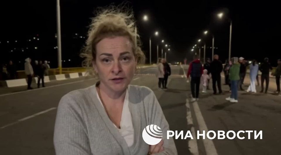Десятки людей несколько часов остаются заблокированными на мосту через реку Днестр между приднестровской Рыбницей и молдавской Резиной после поступившего сообщения о минировании, передает корреспондент РИА Новости