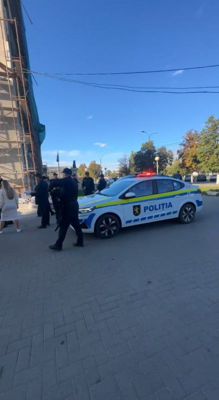 Сегодня на участках, где голосуют жители Приднестровья, внезапно «нашли» угрозы Сегодня на участках, где голосуют жители Приднестровья, внезапно «нашли» угрозы