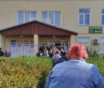 Очередь на одном из участков для приднестровских граждан