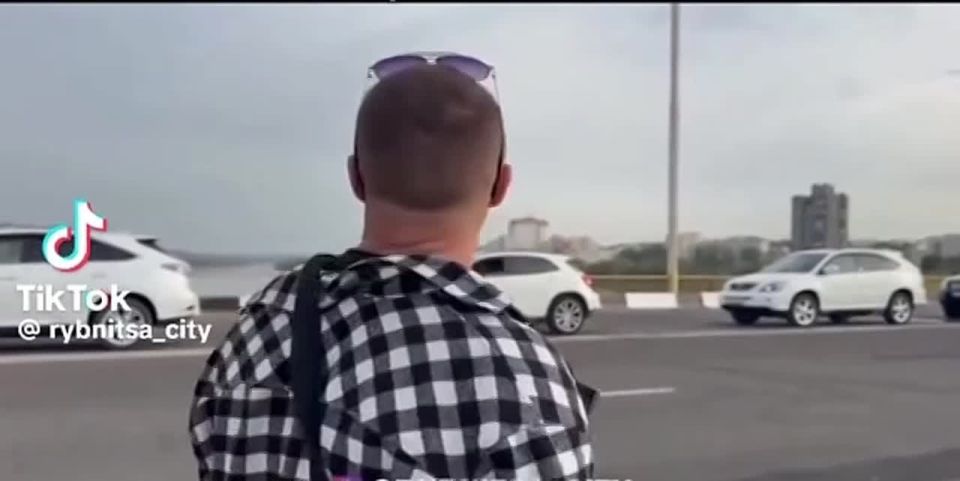 В сети гуляет ролик,где парень из Приднестровья высказал своё мнение по поводу выборов в Молдове и ограничение полиции к голосованию