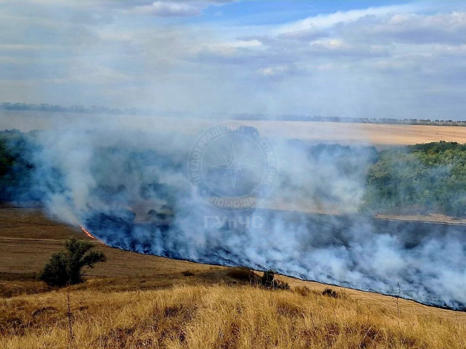 Два расчета григориопольских огнеборцев тушат сухую траву в районе села Красное Два расчета григориопольских огнеборцев тушат сухую траву в районе села Красное