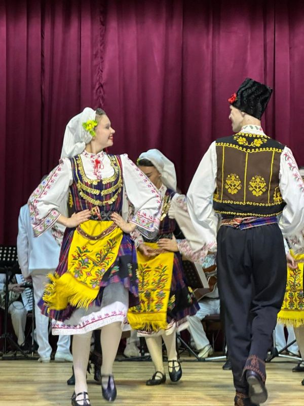 28 сентября Дом культуры села Фрунзе стал местом настоящего культурного торжества — здесь состоялось выступление Приднестровского государственного ансамбля танца и народной музыки «Виорика» 28 сентября Дом культуры села Фрунзе стал местом настоящего культурного торжества — здесь состоялось выступление Приднестровского государственного ансамбля танца и народной музыки «Виорика»