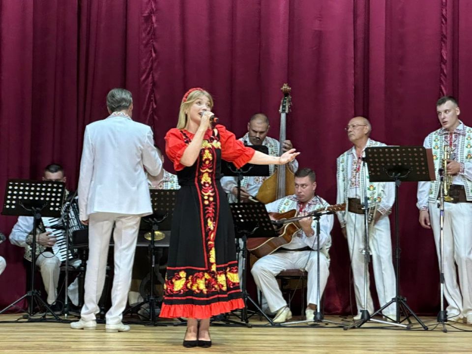 28 сентября Дом культуры села Фрунзе стал местом настоящего культурного торжества — здесь состоялось выступление Приднестровского государственного ансамбля танца и народной музыки «Виорика» 28 сентября Дом культуры села Фрунзе стал местом настоящего культурного торжества — здесь состоялось выступление Приднестровского государственного ансамбля танца и народной музыки «Виорика»
