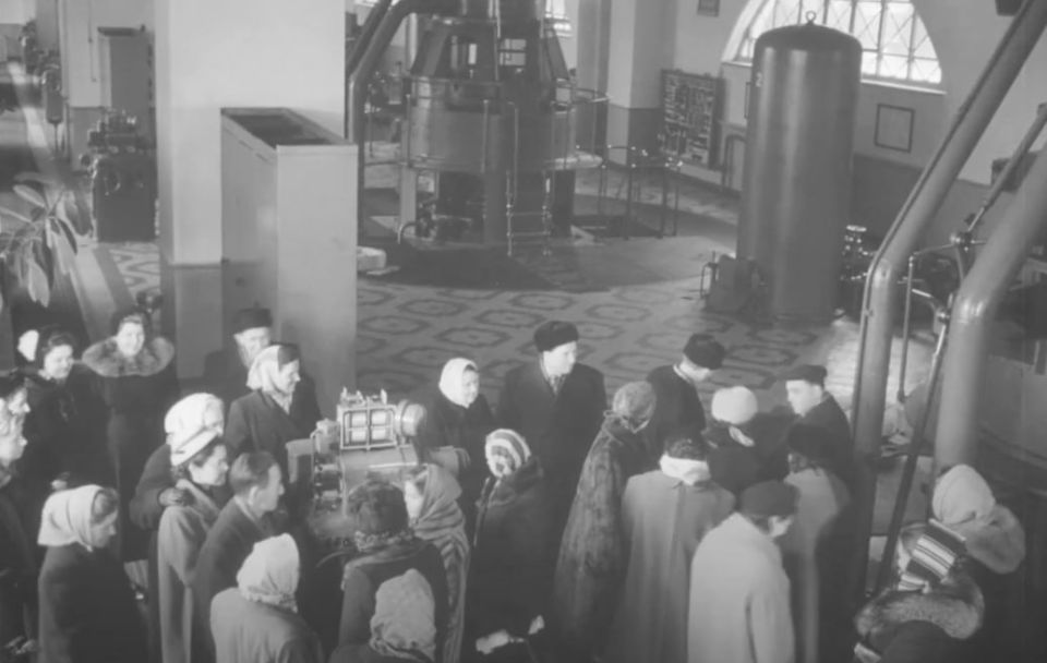 Кадры кинохроники: экскурсия на Дубоссарской ГЭС, среди гостей- Герой Советского Союза, писатель, режисер Пётр Вершигора Кадры кинохроники: экскурсия на Дубоссарской ГЭС, среди гостей- Герой Советского Союза, писатель, режисер Пётр Вершигора