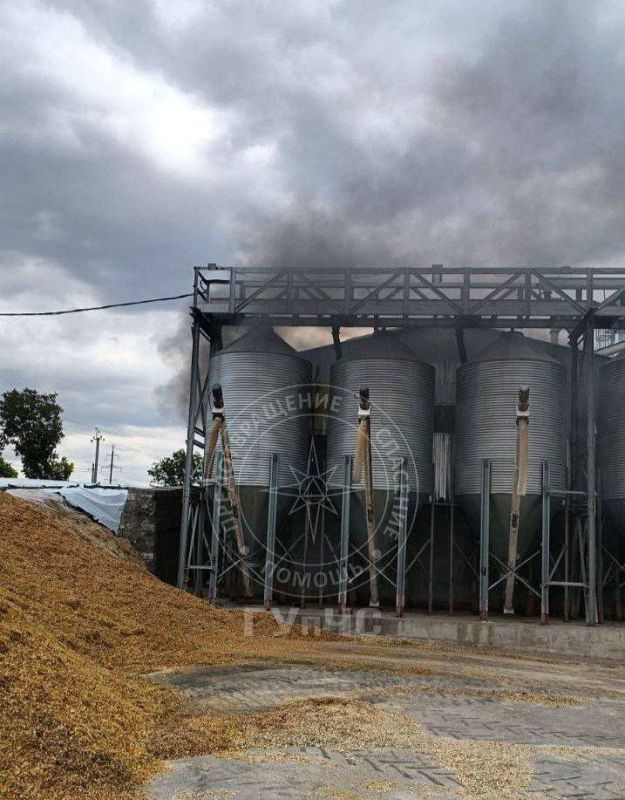 Пожар в Зозулянах. Днём, 29 сентября, на территории животноводческого комплекса загорелась электрощитовая в операторской кормоцеха Пожар в Зозулянах. Днём, 29 сентября, на территории животноводческого комплекса загорелась электрощитовая в операторской кормоцеха