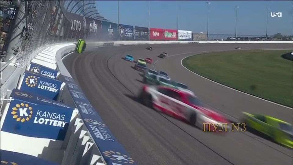 Может, так и удобнее: Гонщик проехал по стене на скорости 320 км/ч – его болид оказался зажатым между другой машиной и стеной, водитель чудом выжил