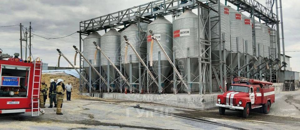 Пожар в Зозулянах. Днём, 29 сентября, на территории животноводческого комплекса загорелась электрощитовая в операторской кормоцеха Пожар в Зозулянах. Днём, 29 сентября, на территории животноводческого комплекса загорелась электрощитовая в операторской кормоцеха