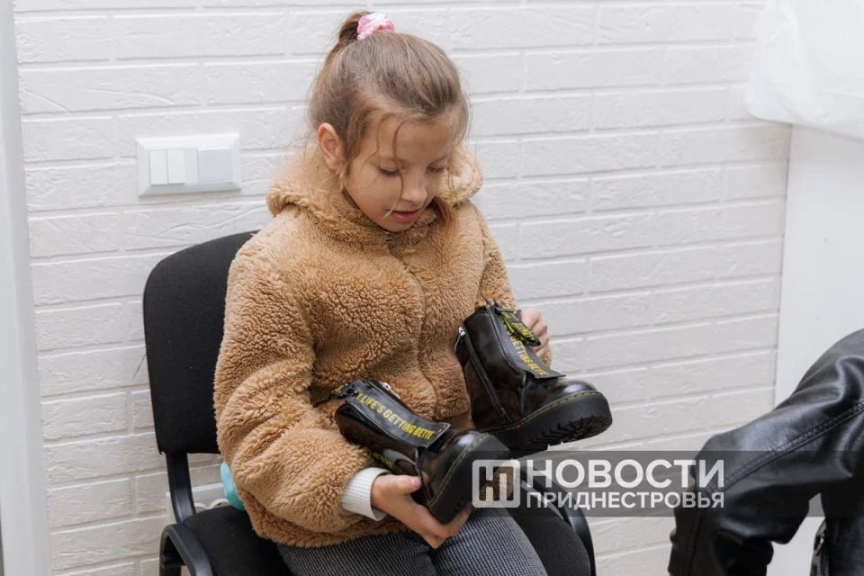 Более 300 пар обуви передал Фонд «Поможем детям» многодетным семьям Тирасполя: школьная, зимняя, спортивная и на выход, для мальчиков и девочек Более 300 пар обуви передал Фонд «Поможем детям» многодетным семьям Тирасполя: школьная, зимняя, спортивная и на выход, для мальчиков и девочек