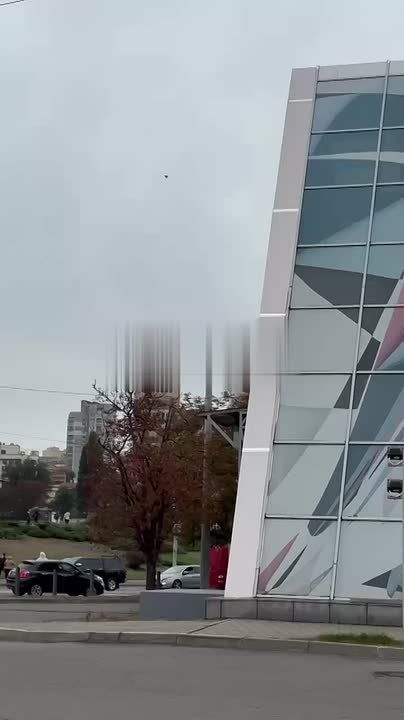 Видно, что было сразу несколько прилетов по центру Днепра