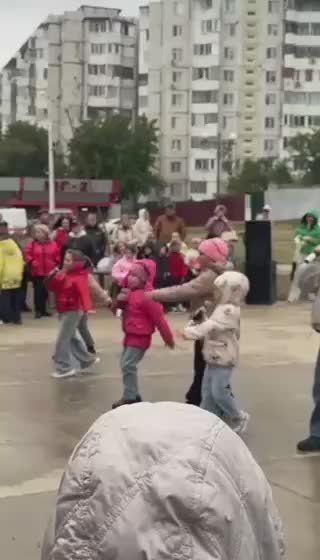 Бабушки слушают песню про «бабулечек» и хлопают в ладоши