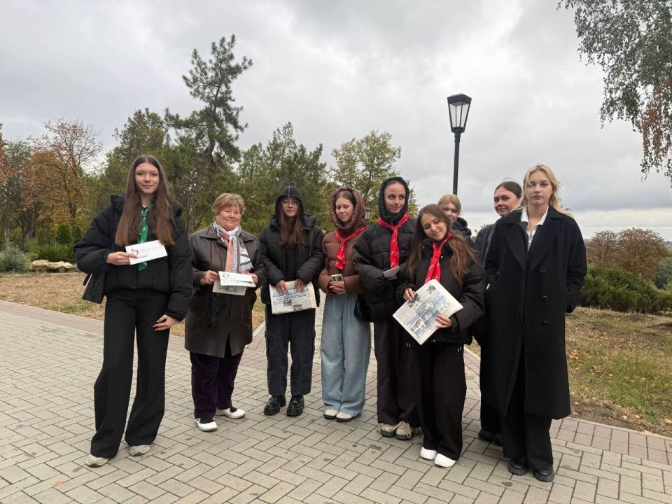 1 октября активисты Бендерского отделения молодёжного крыла партии «Обновление» провели на улицах города акцию, посвящённую Дню пожилого человека 1 октября активисты Бендерского отделения молодёжного крыла партии «Обновление» провели на улицах города акцию, посвящённую Дню пожилого человека