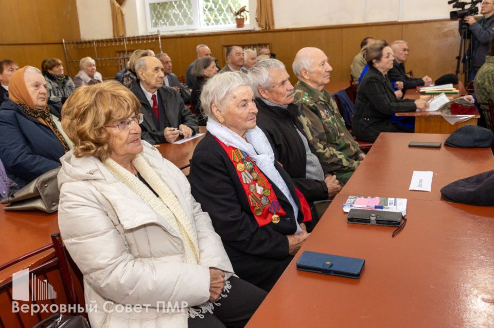 Поздравления ветеранам. Они строили большую страну, работали на благо государства и сейчас продолжают участвовать в общественной жизни республики Поздравления ветеранам. Они строили большую страну, работали на благо государства и сейчас продолжают участвовать в общественной жизни республики
