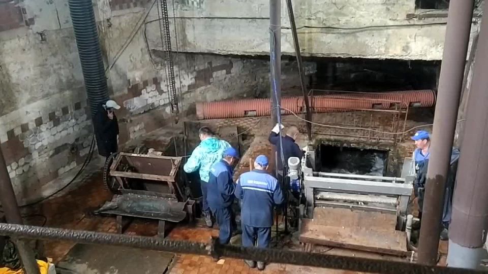 На центральной канализационной насосной станции рабочим приходится вручную вытаскивать из сточных вод мусор, который люди выбрасывают не в бак, а в унитаз