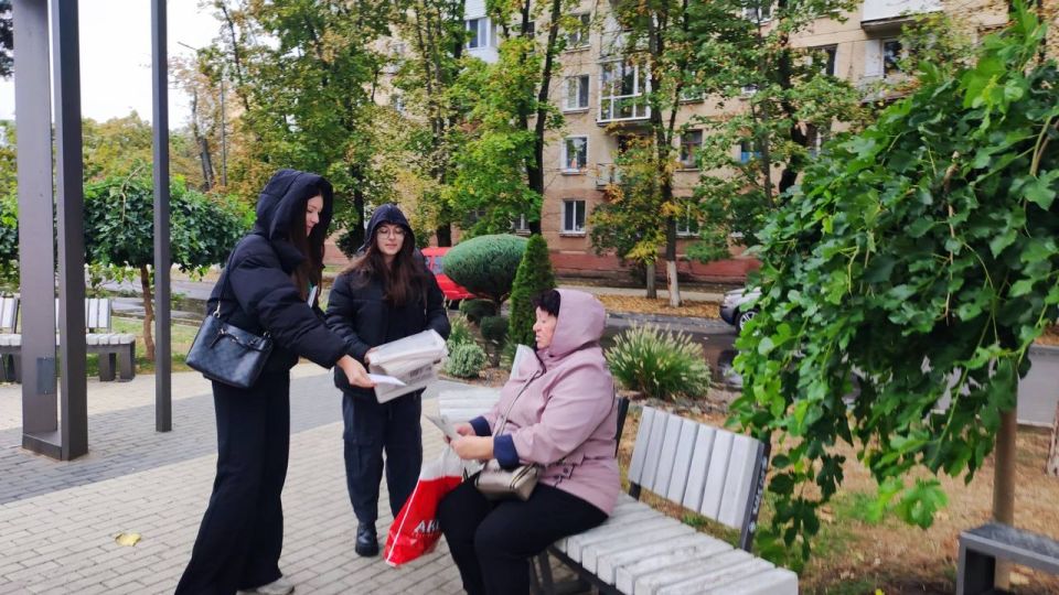 1 октября активисты Бендерского отделения молодёжного крыла партии «Обновление» провели на улицах города акцию, посвящённую Дню пожилого человека 1 октября активисты Бендерского отделения молодёжного крыла партии «Обновление» провели на улицах города акцию, посвящённую Дню пожилого человека