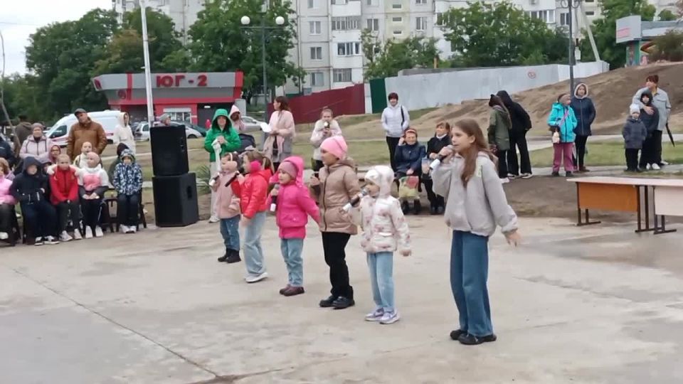 Вот так поздравляют детки своих бабушек и дедушек