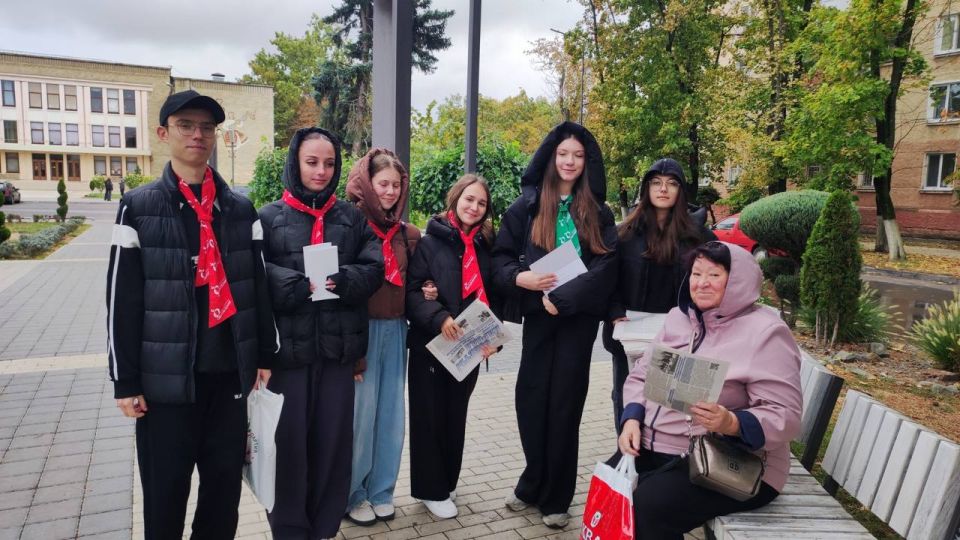 1 октября активисты Бендерского отделения молодёжного крыла партии «Обновление» провели на улицах города акцию, посвящённую Дню пожилого человека 1 октября активисты Бендерского отделения молодёжного крыла партии «Обновление» провели на улицах города акцию, посвящённую Дню пожилого человека