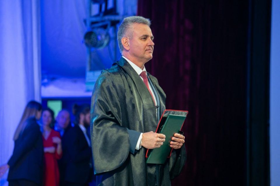       (Honoris causa) ӻ
