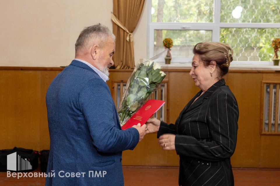 Поздравления ветеранам. Они строили большую страну, работали на благо государства и сейчас продолжают участвовать в общественной жизни республики Поздравления ветеранам. Они строили большую страну, работали на благо государства и сейчас продолжают участвовать в общественной жизни республики