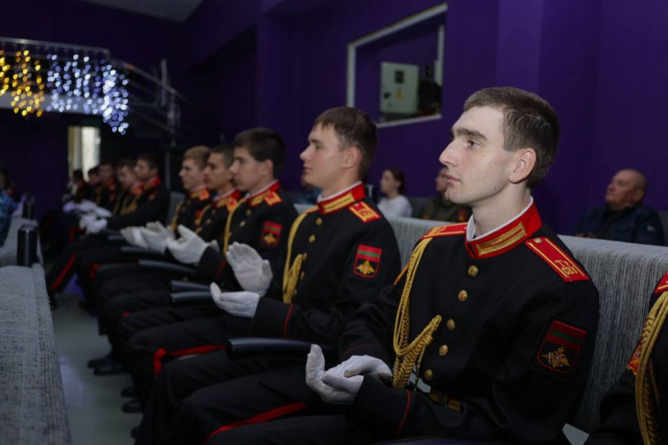 КУРСАНТОВ И СУВОРОВЦЕВ НАГРАДИЛИ ЗА УЧАСТИЕ В «ПРИДНЕСТРОВСКОЙ СЮИТЕ» КУРСАНТОВ И СУВОРОВЦЕВ НАГРАДИЛИ ЗА УЧАСТИЕ В «ПРИДНЕСТРОВСКОЙ СЮИТЕ»