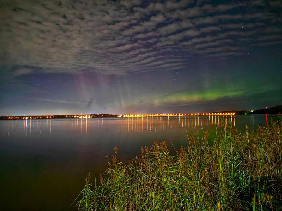 Третью ночь подряд в регионах России видно северное сияние: Третью ночь подряд в регионах России видно северное сияние:
