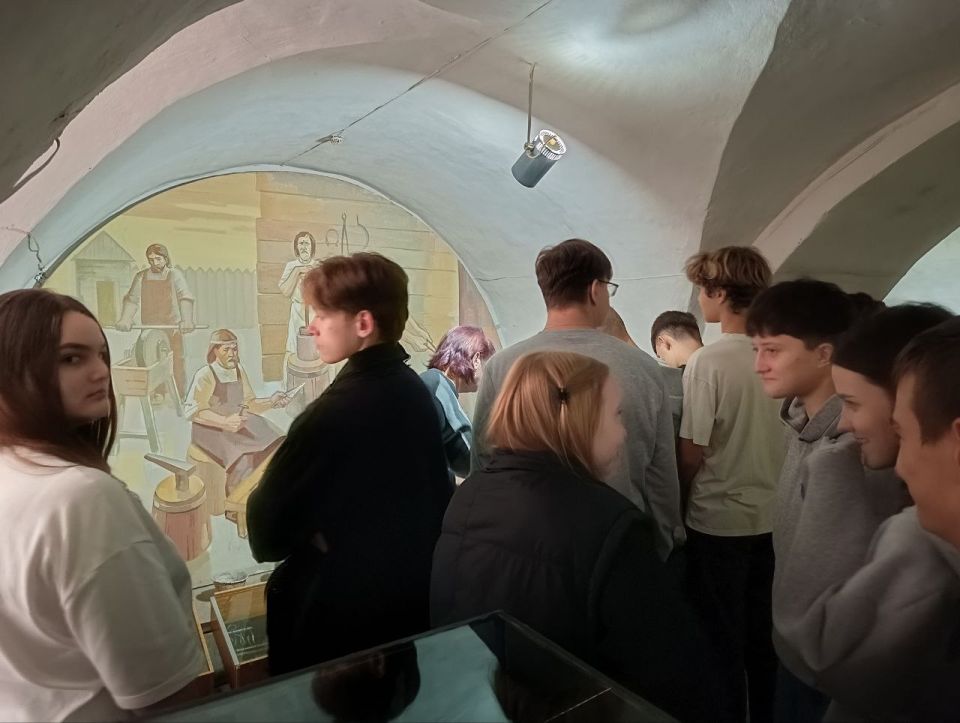 Сегодня десятиклассники тираспольской школы №10 знакомились с археологией в Бендерах и прошли экскурсию по всем залам местного историко-краеведческого музея Сегодня десятиклассники тираспольской школы №10 знакомились с археологией в Бендерах и прошли экскурсию по всем залам местного историко-краеведческого музея