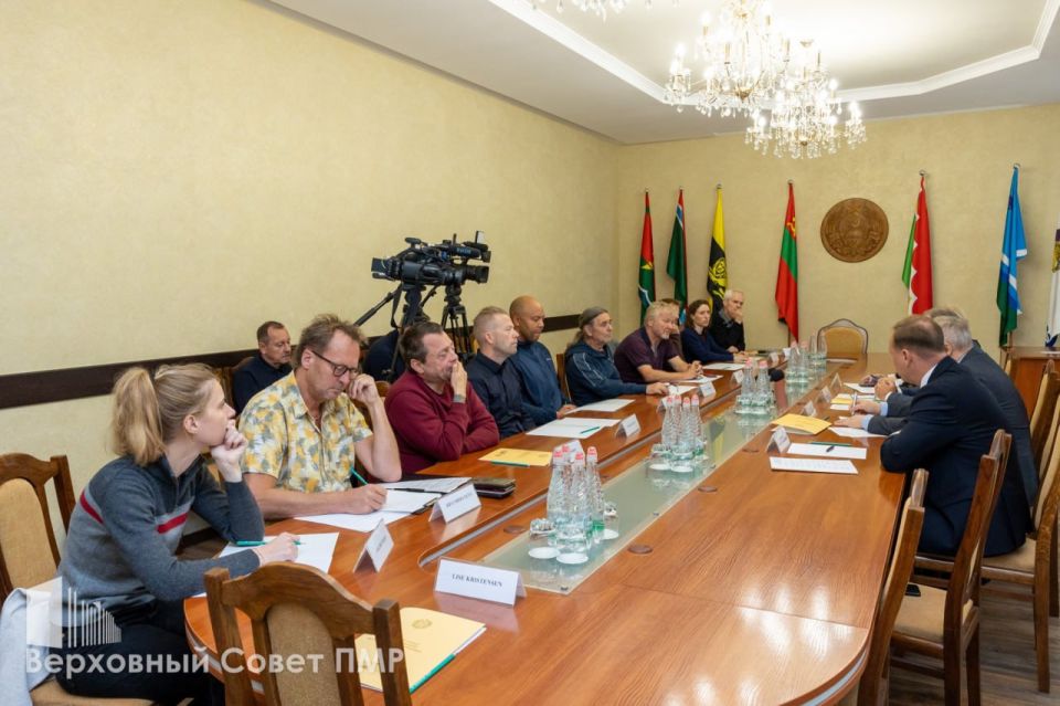 Председатель Верховного Совета ПМР Александр Коршунов и вице-спикер Галина Антюфеева встретились с датскими журналистами и рассказали им о ситуации в Приднестровье и вокруг него Председатель Верховного Совета ПМР Александр Коршунов и вице-спикер Галина Антюфеева встретились с датскими журналистами и рассказали им о ситуации в Приднестровье и вокруг него
