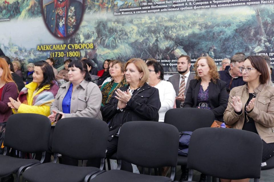 В СУВОРОВСКОМ УЧИЛИЩЕ ЧЕСТВОВАЛИ ПЕДАГОГОВ В СУВОРОВСКОМ УЧИЛИЩЕ ЧЕСТВОВАЛИ ПЕДАГОГОВ