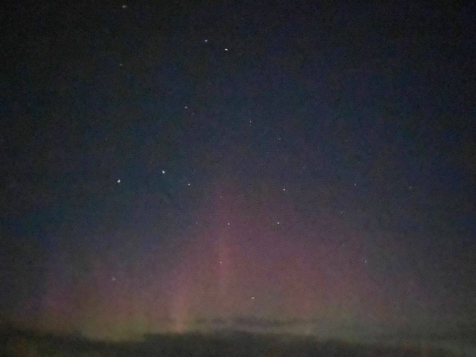 Третью ночь подряд в регионах России видно северное сияние: Третью ночь подряд в регионах России видно северное сияние: