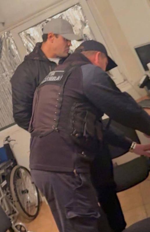 Пограничная полиция сообщает, что сегодня в 19:50 на пункте пропуска Вулканешты молдавские пограничники, действуя на основе оперативной информации, идентифицировали и задержали Константина Цуцу