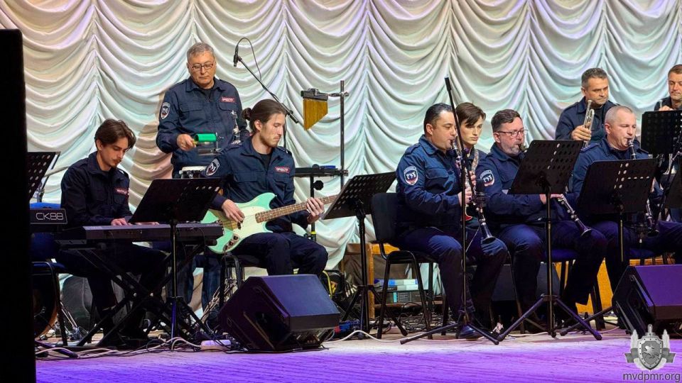 Оркестр ТЮИ МВД поздравил учителей с профессиональным праздником Оркестр ТЮИ МВД поздравил учителей с профессиональным праздником