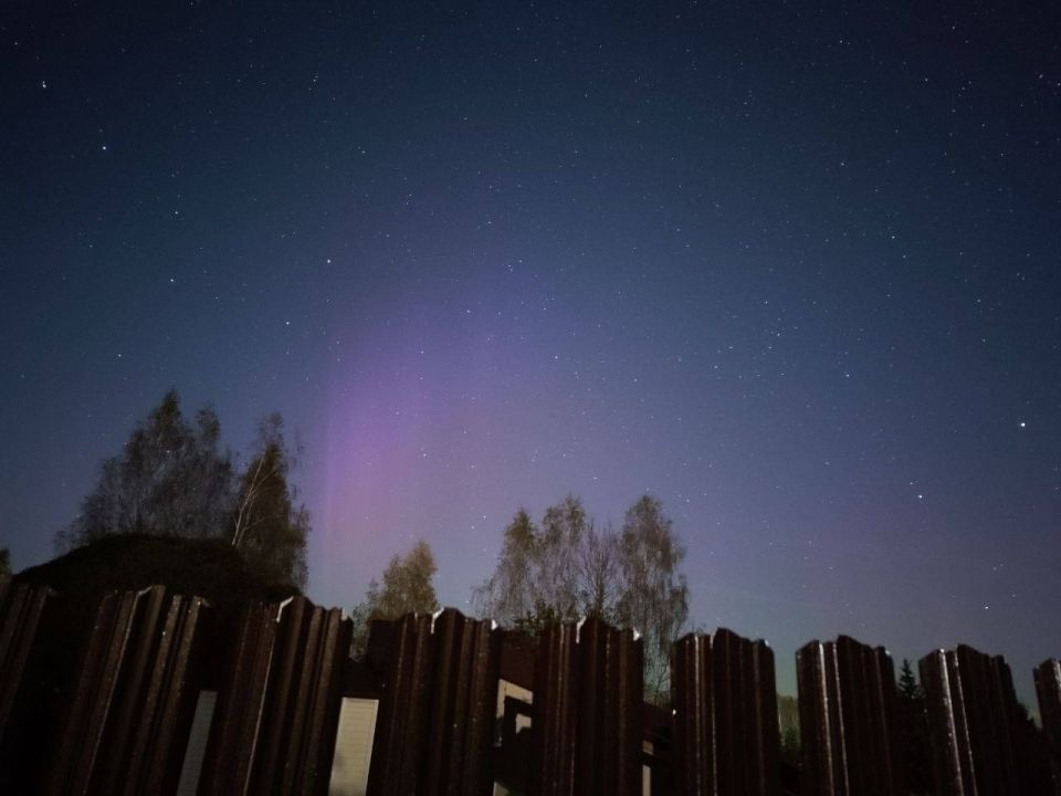 Третью ночь подряд в регионах России видно северное сияние: Третью ночь подряд в регионах России видно северное сияние: