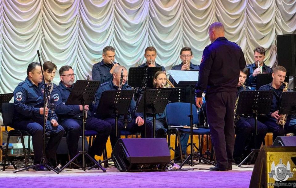 Оркестр ТЮИ МВД поздравил учителей с профессиональным праздником Оркестр ТЮИ МВД поздравил учителей с профессиональным праздником